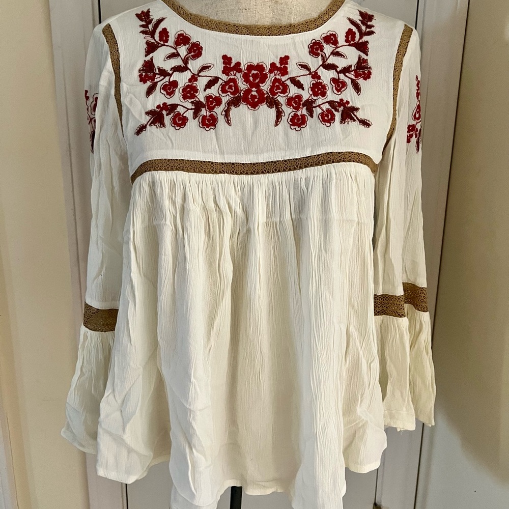 Boho style top, floral print, flowy sleeves